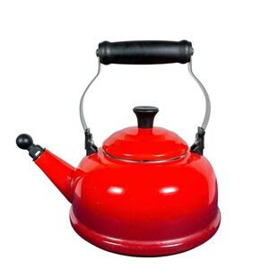 LE CREUSET Vintage Classic Whistling Tea Kettle in Cerise Ombré Red